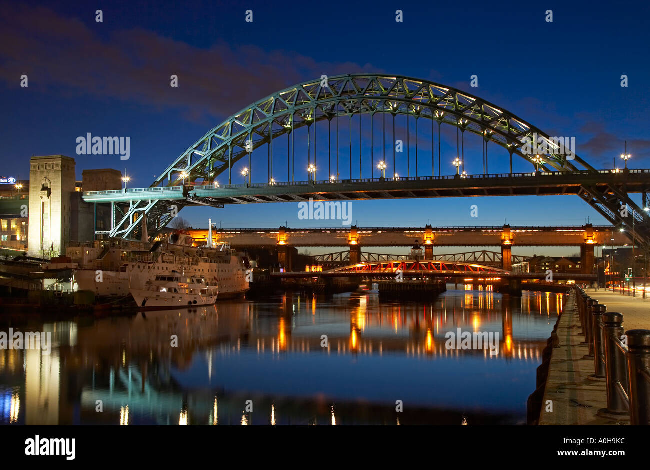Il Tyne Bridge al crepuscolo Newcastle upon Tyne Tyne and Wear Foto Stock