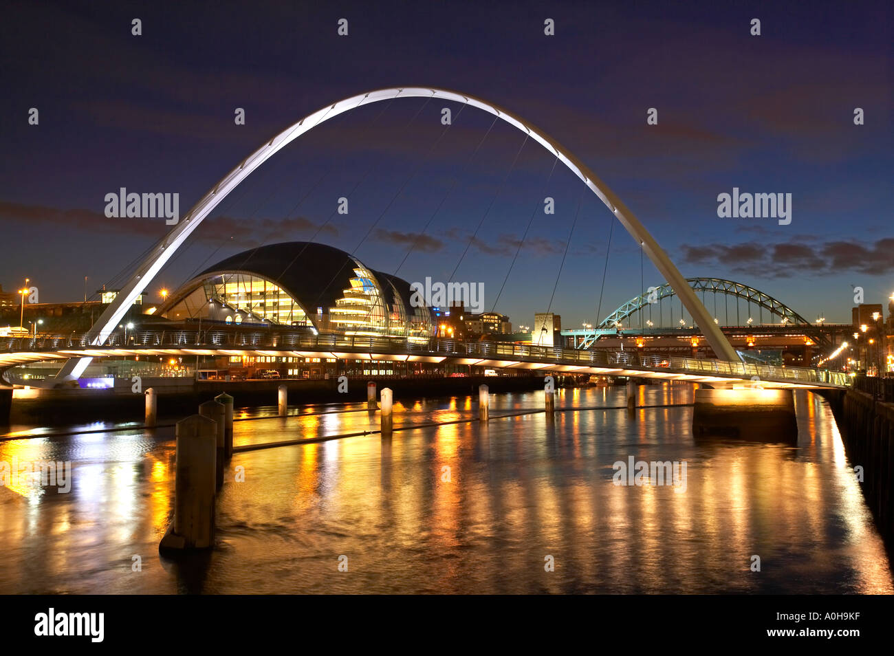 Il Sage Music Center il Gateshead Millennium e il Tyne Bridge al crepuscolo Newcastle upon Tyne Tyne and Wear Foto Stock