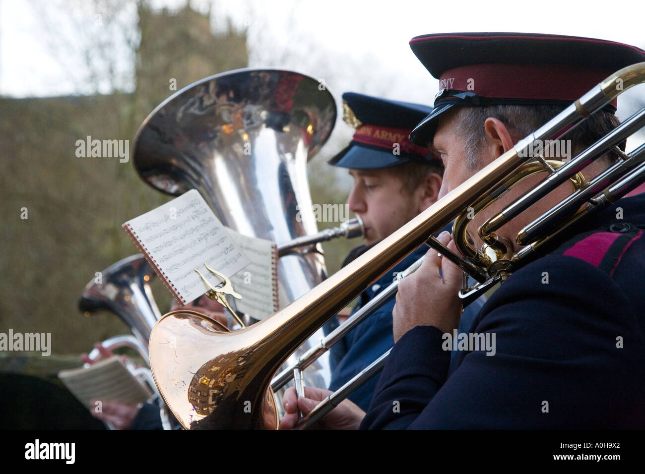 Esercito della salvezza giocando a Durham City a Natale Inghilterra Foto Stock