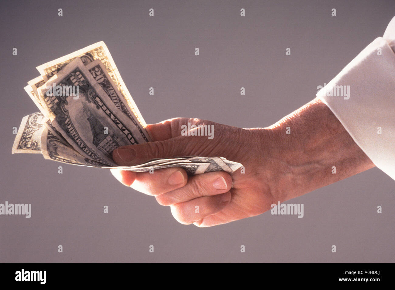 Mano che tiene i soldi. Donare soldi. Pagamento. Comprare e vendere. Pagando dollari americani. Foto Stock