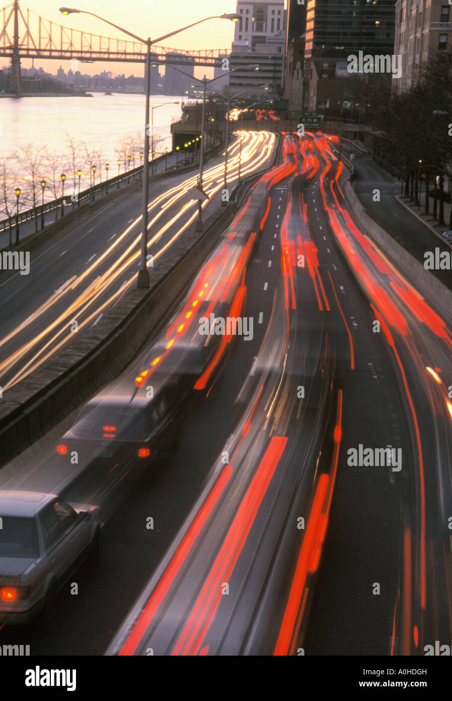New York City Light trails traffico sul fiume est guidare di notte Foto Stock