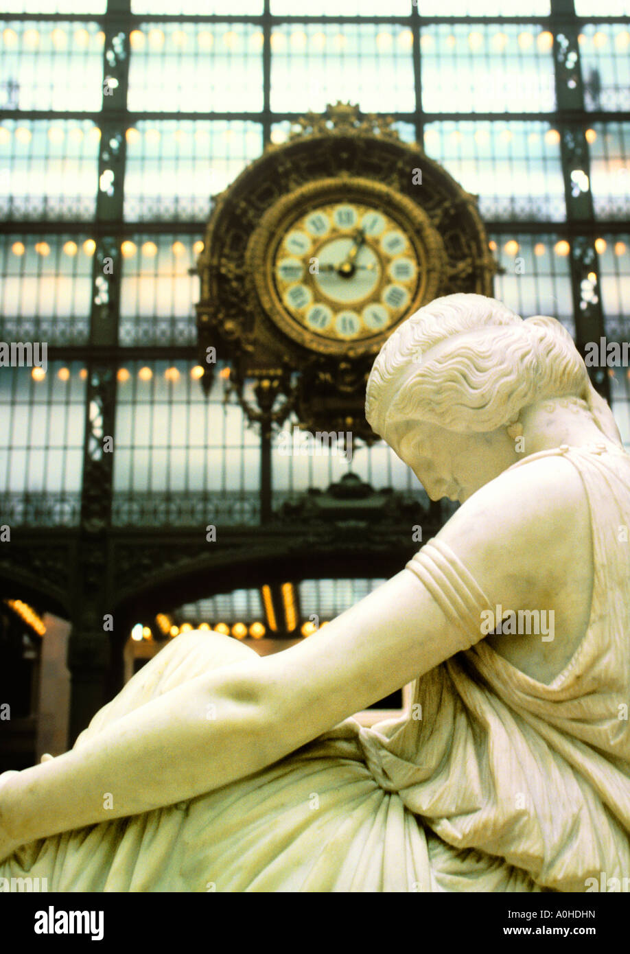 Parigi interno del Musee d'Orsay sulla riva sinistra, ex stazione ferroviaria la Gare d'Orsay. Rive della Senna sito patrimonio mondiale dell'UNESCO. Francia Foto Stock