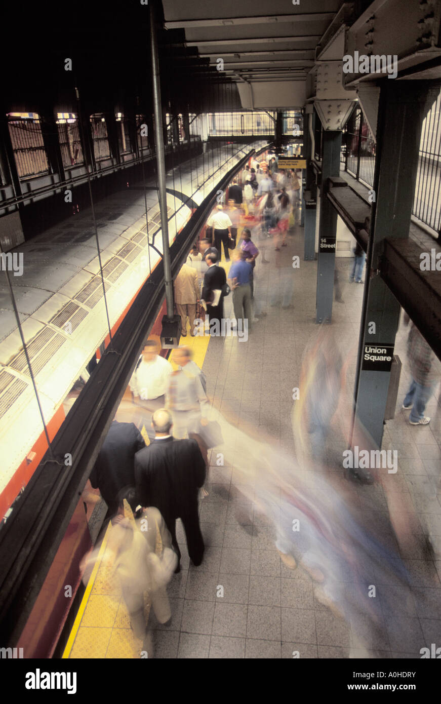 Piattaforma della stazione della metropolitana di New York. Treni pendolari a bordo. Lower Manhattan folla in attesa di trasporto. New York City, Union Square. USA Foto Stock