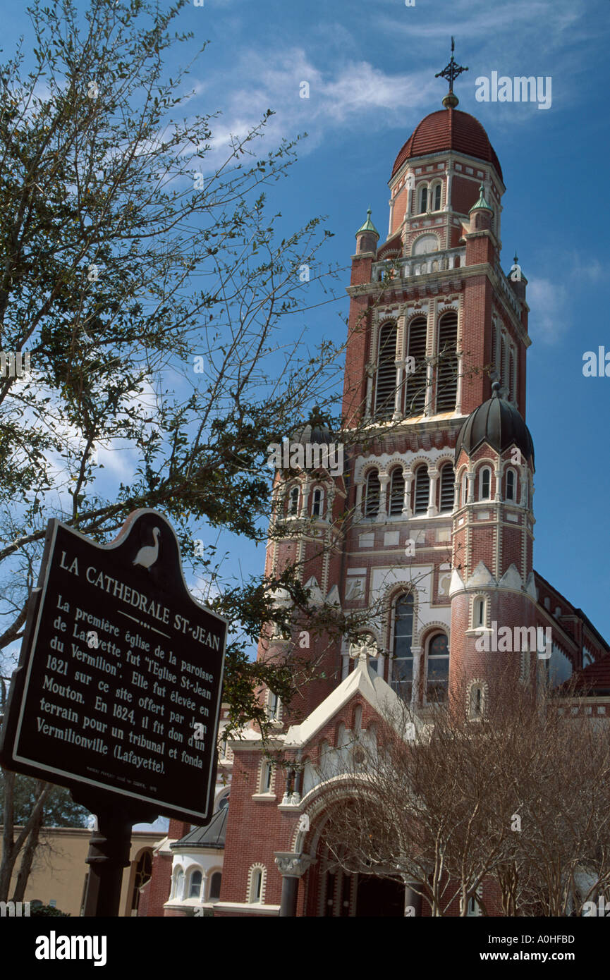 Louisiana Cajun Country, Acadiana Lafayette la Cathedrale St. Jean, costruito 1912 francese acadiano parlato qui segno francese, informazioni, pubblicità, mercato, notico Foto Stock