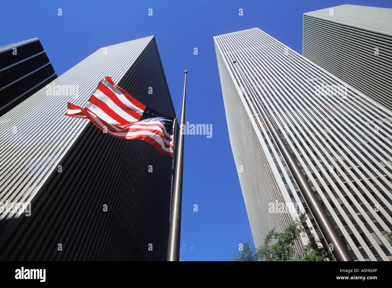 New York City Midtown Manhattan, Avenue of the Americas o Sixth Avenue e la bandiera americana. Foto Stock