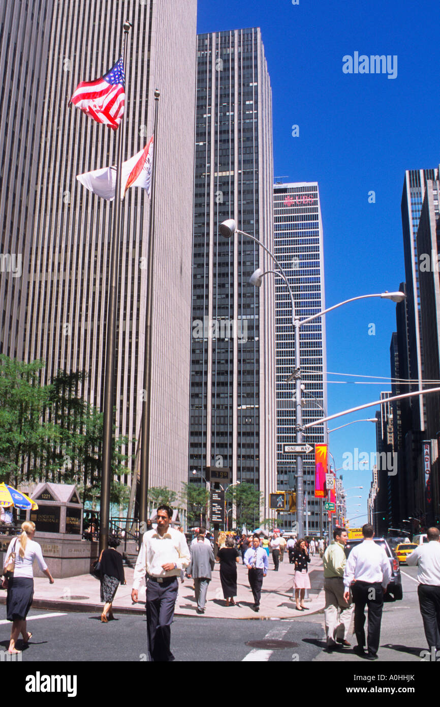 New York City Midtown Manhattan 6th Avenue Street scene a pranzo ora USA Foto Stock