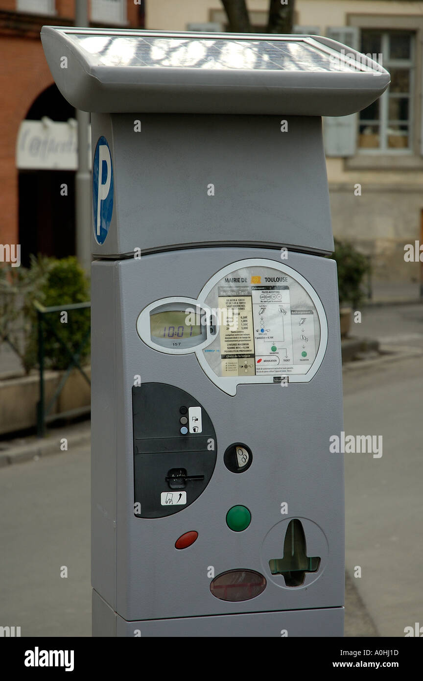 A energia solare i biglietti per il parcheggio macchina Toulouse Midi Pirenei Francia Europa Foto Stock