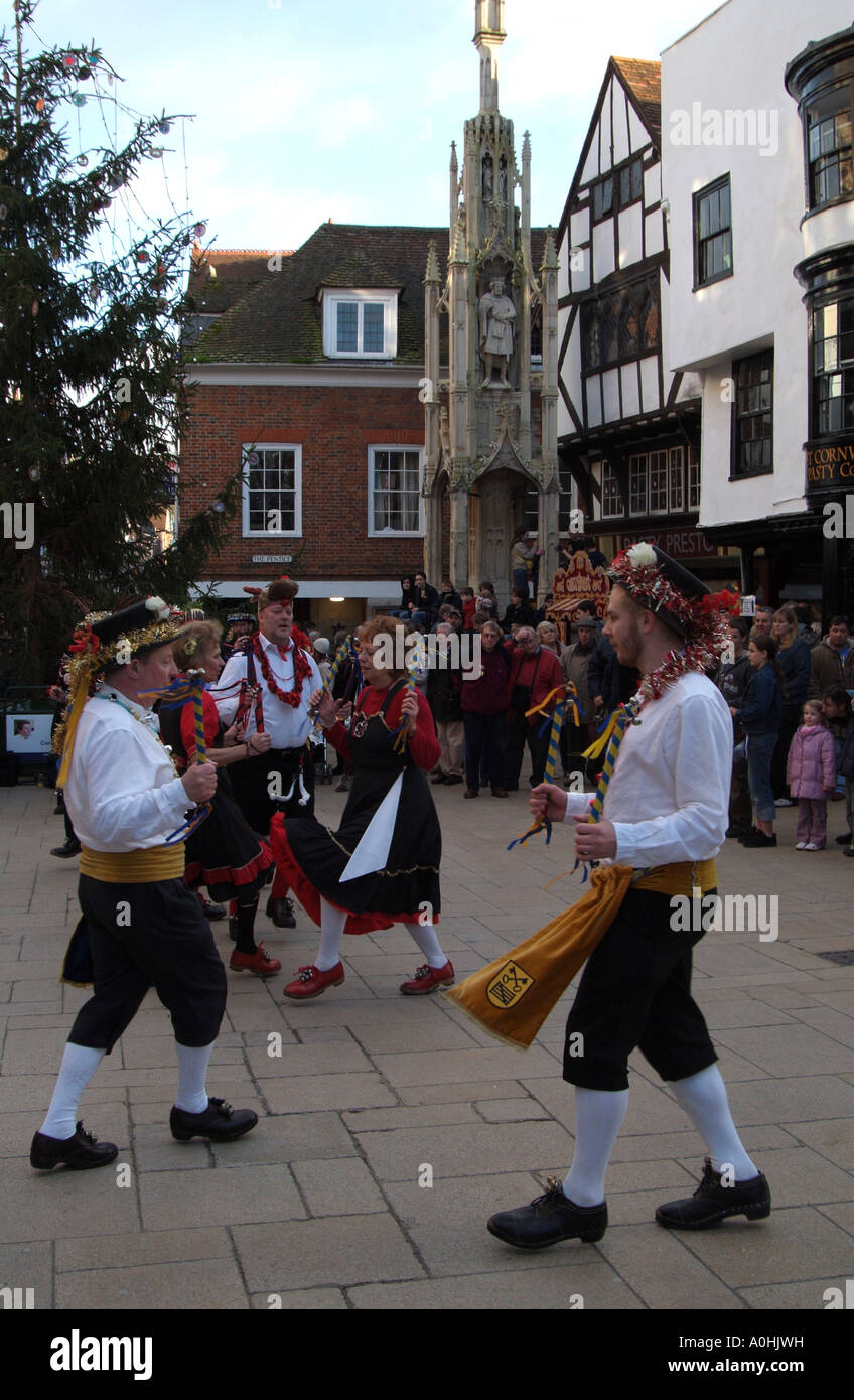 Winchester Regno Unito Inghilterra intasare ballerine alla croce di burro nella High Street Dancing a sostegno di una carità locale Foto Stock