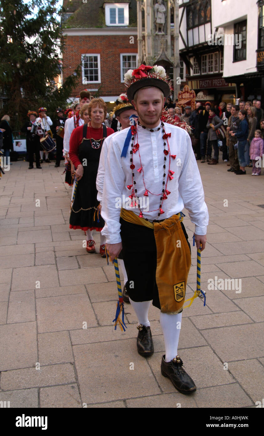 Winchester Regno Unito Inghilterra intasare ballerine alla croce di burro nella High Street Dancing a sostegno di una carità locale Foto Stock