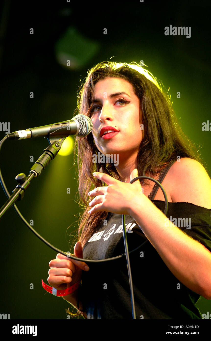 Amy Winehouse effettuando al gelato estate evento al De Montfort Hall di Leicester il quindicesimo agosto 2004 Foto Stock