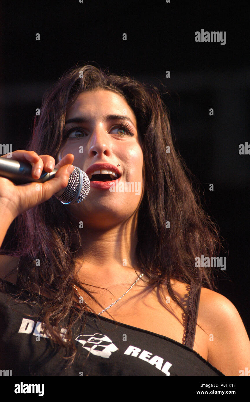 Amy Winehouse eseguendo al Summer Festival di gelato, De Montfort Hall di Leicester il quindicesimo agosto 2004 Foto Stock