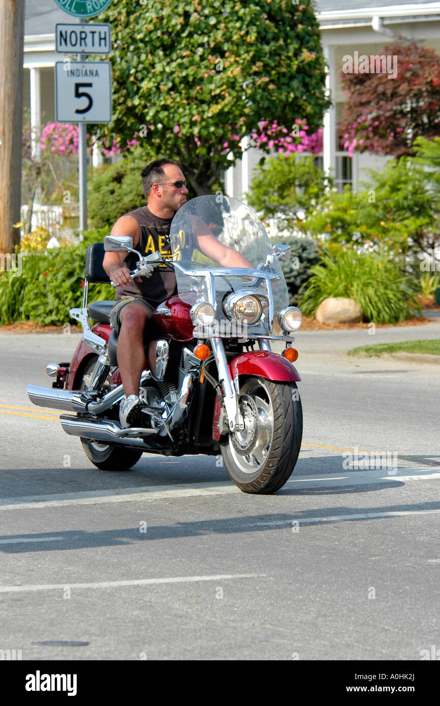 Uomo a cavallo di un Harley Davidson Moto sulle strade non indossare un  casco Foto stock - Alamy