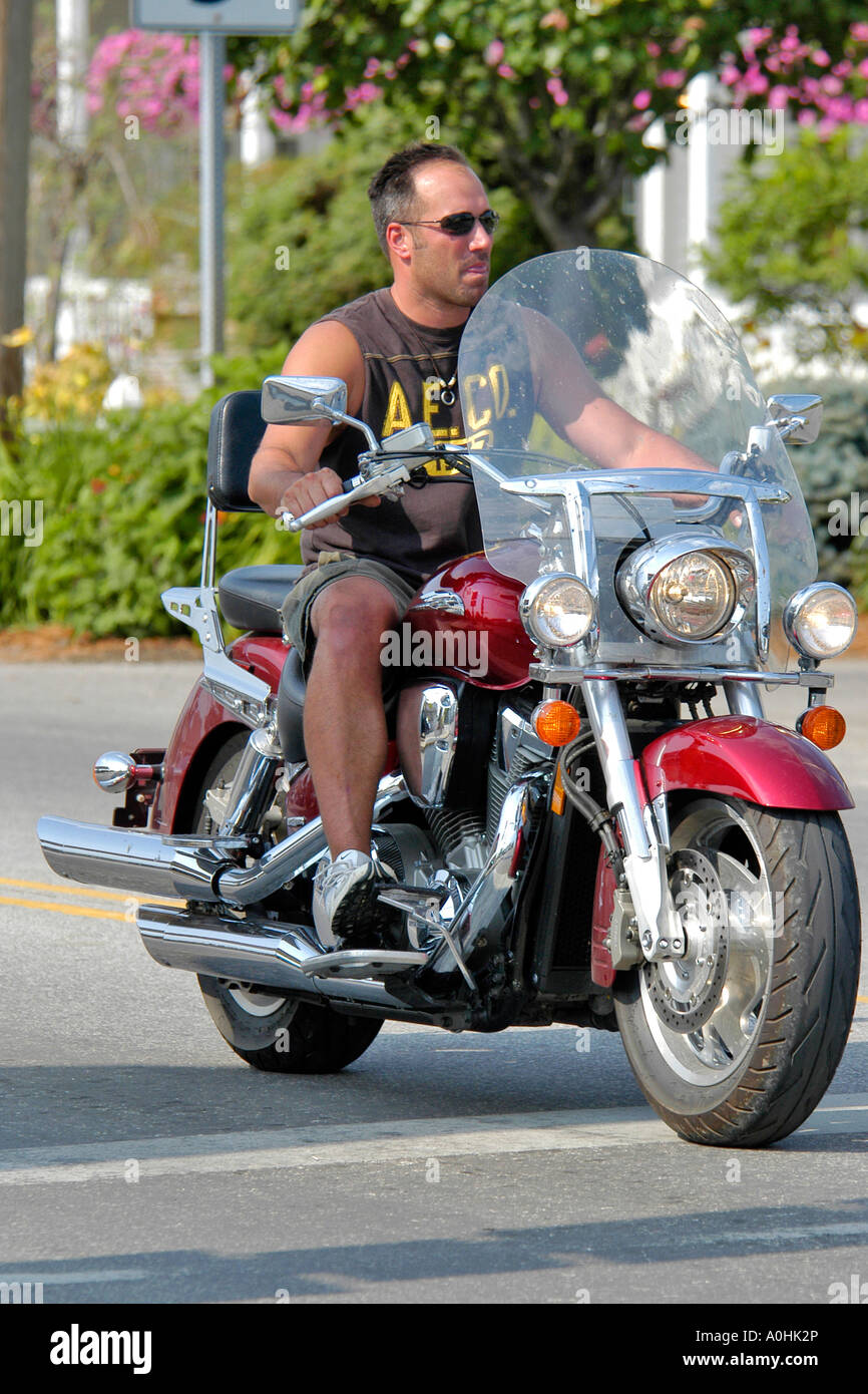 Uomo a cavallo di un Harley Davidson Moto sulle strade non indossare un  casco Foto stock - Alamy