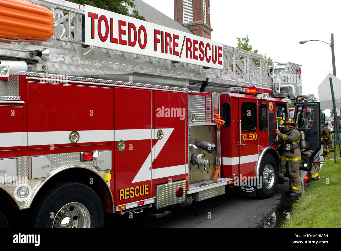 Vigili del fuoco al lavoro nel centro di Toledo Ohio indossando aperatus respirazione. Foto Stock