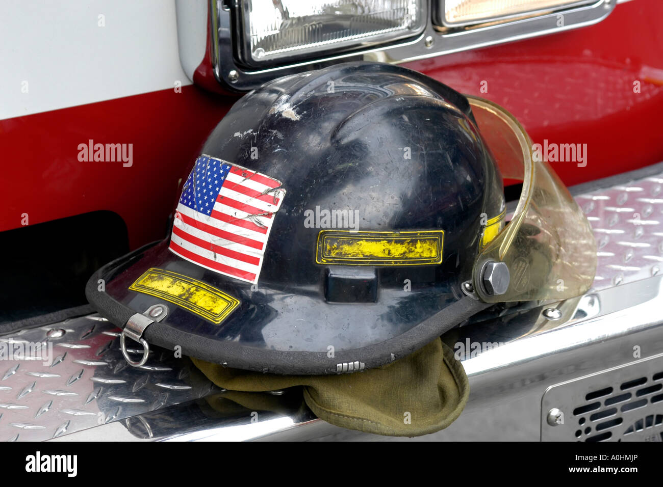 Vigili del fuoco di un casco nero con una bandiera americana emblema. Foto Stock