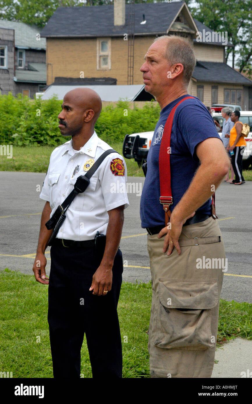 Vigile del fuoco a parlare con il Capitano sul lavoro nel centro di Toledo Ohio Foto Stock