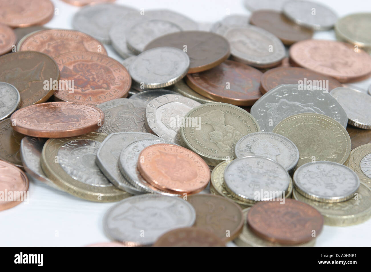 Una miscela di monete in inglese Foto Stock