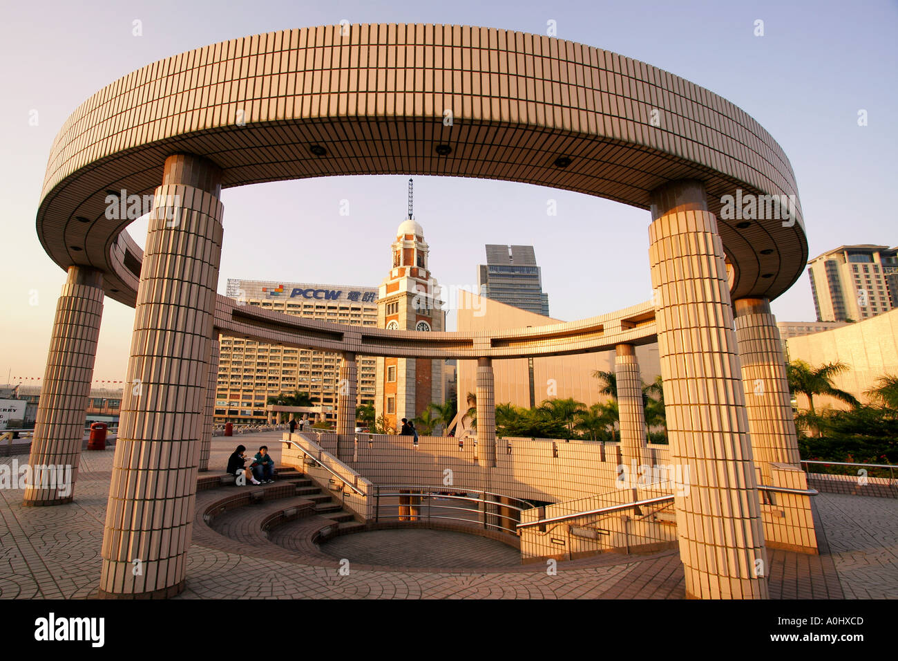 Cina Hong Kong Kowloon Tsim Sha Tsui Promenade torre dell orologio vicino al centro culturale arco circolare Foto Stock