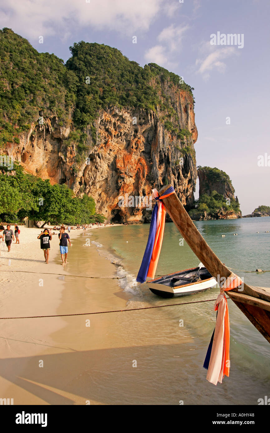 Thailandia Phra Nang Krabi Hat Tham Phra Nang Beach cliff long tail barche Foto Stock