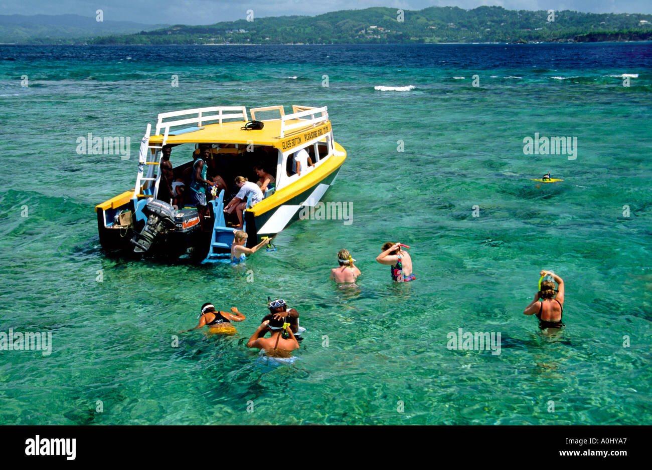 Tobago Pigeon Point mar dei Caraibi Buccoo Reef di corallo imbarcazione turistica Foto Stock