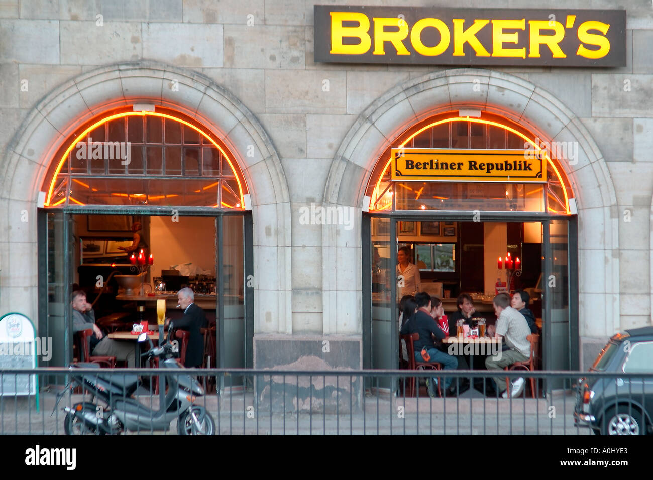 Berlino centro Brokers beer bar in estate Foto Stock