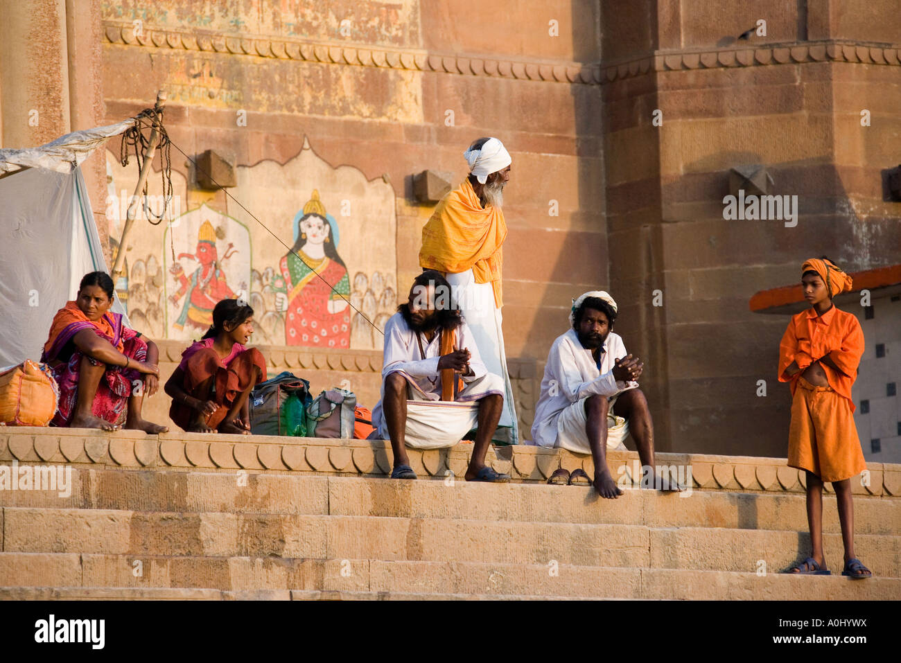 Uomo indù al Ghats sulla sponda occidentale del Fiume Gange a Varanasi in Uttar Pradesh regione dell India Foto Stock