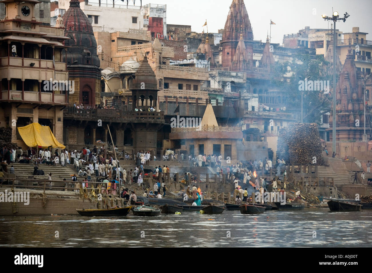 Il Manikarnika cremazione indù Ghats sulla sponda occidentale del Fiume Gange a Varanasi in Uttar Pradesh regione dell India Foto Stock