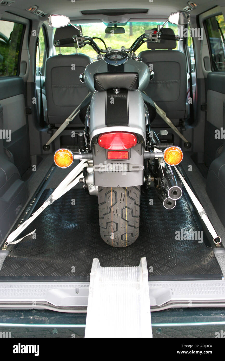 Trasporto della moto con auto, fissato con cinghie di fissaggio Foto stock  - Alamy