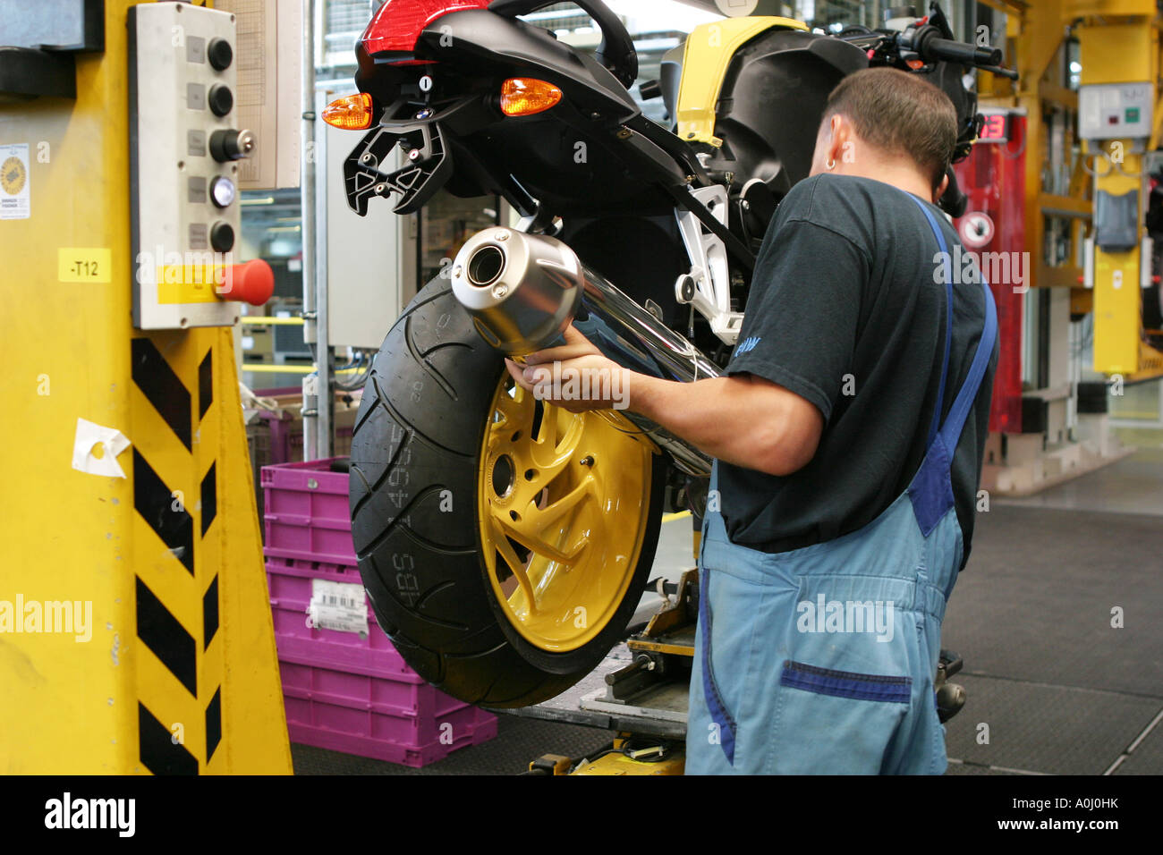 Tubo di scarico montage, BMW moto factory a Berlino, Germania Foto Stock