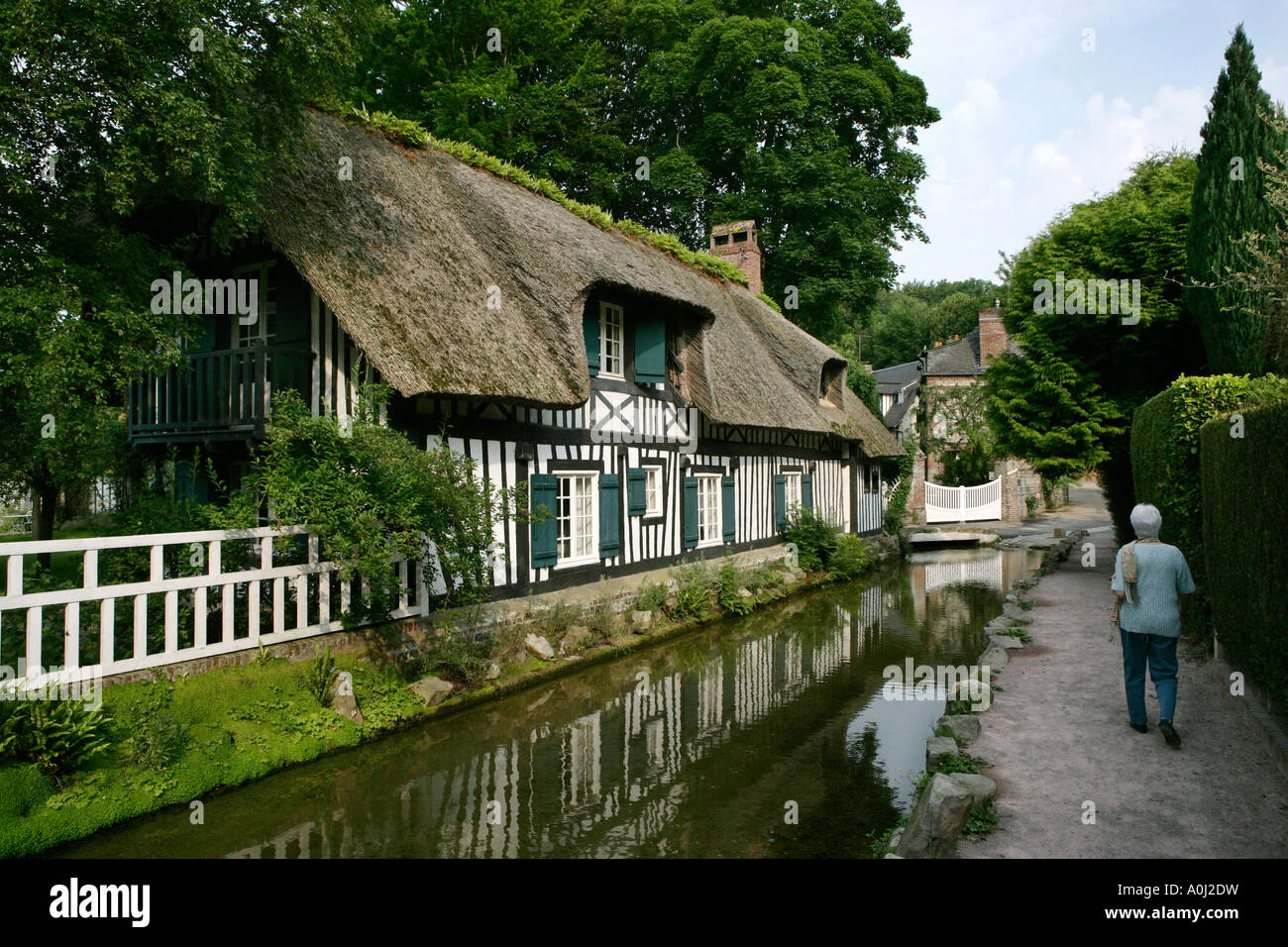 Casa in legno e muratura con il tetto di paglia , Fiume , Veules Veules-les-Rose , Seine-Maritime , Normandie , Frankreich , Europa Foto Stock