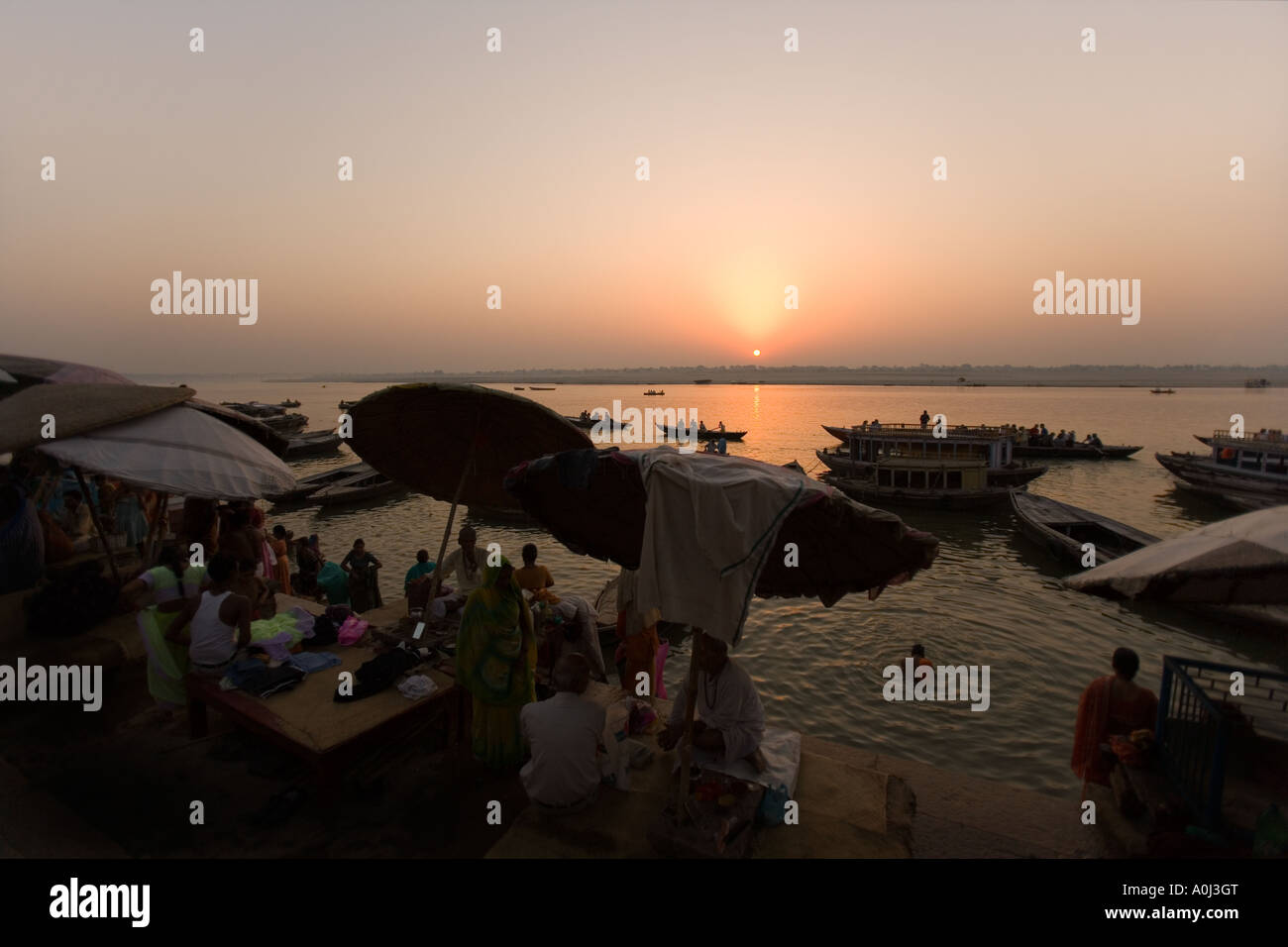 Pellegrini sul Ghats indù all alba del Sacro Gange a Varanasi in Uttar Pradesh regione dell'India del Nord Foto Stock