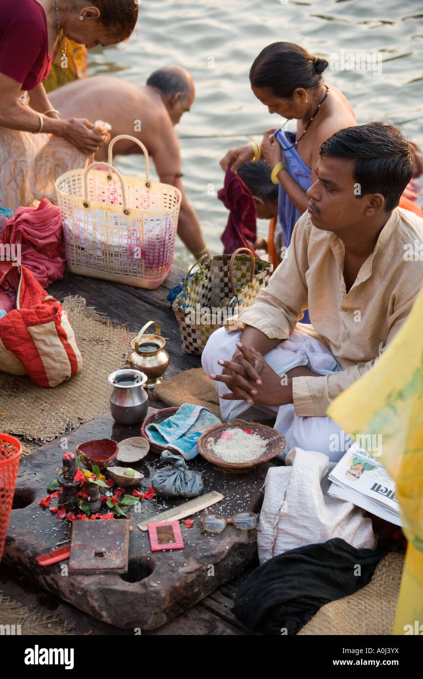 Pellegrini sul Ghats indù sul sacro Fiume Gange a Varanasi in Uttar Pradesh regione dell'India del Nord Foto Stock