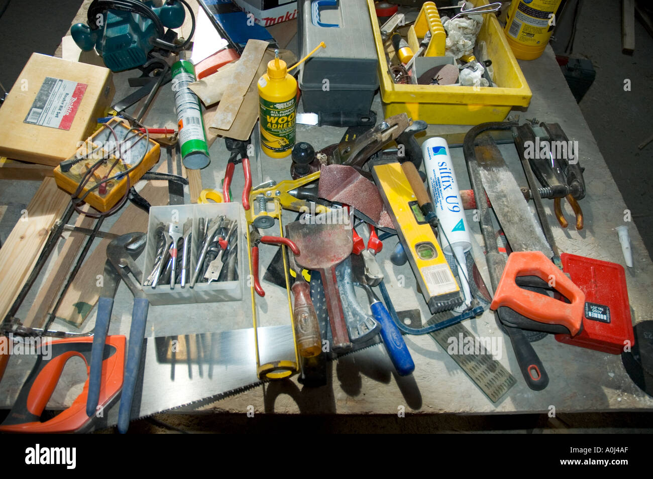 Una vista di strumenti su un banco di lavoro,. Foto Stock