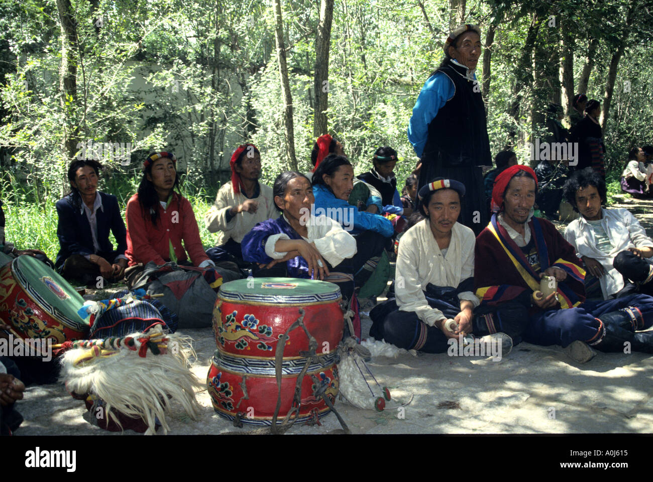 Musicisti locali giocando al Norbulika palazzo estivo del Dalai Lama Lhasa Tibet Foto Stock