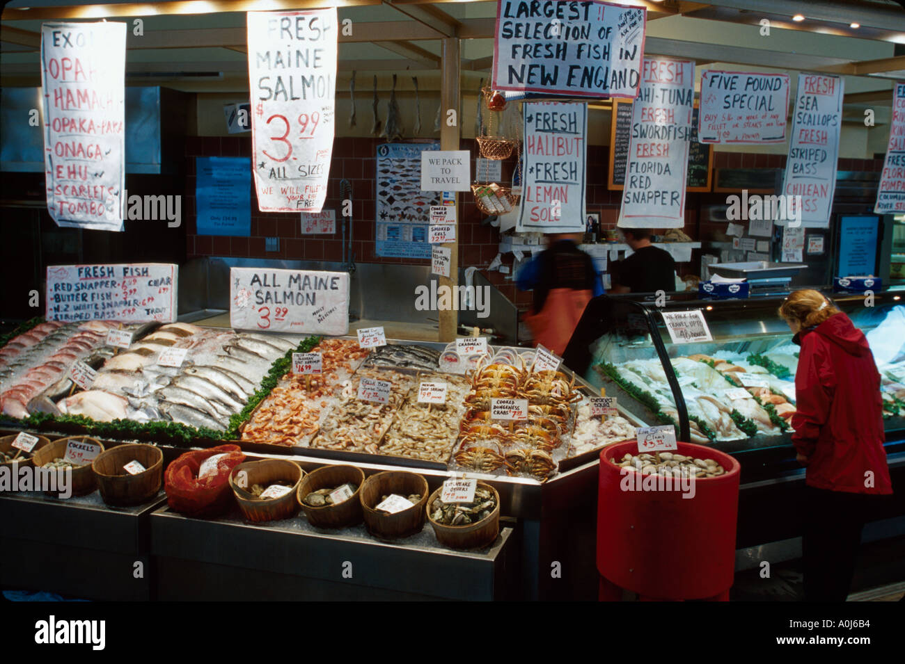 Portland Maine, mercato pubblico Hanson Brothers Fresh Seafood Shopper ME143,ME143 Foto Stock