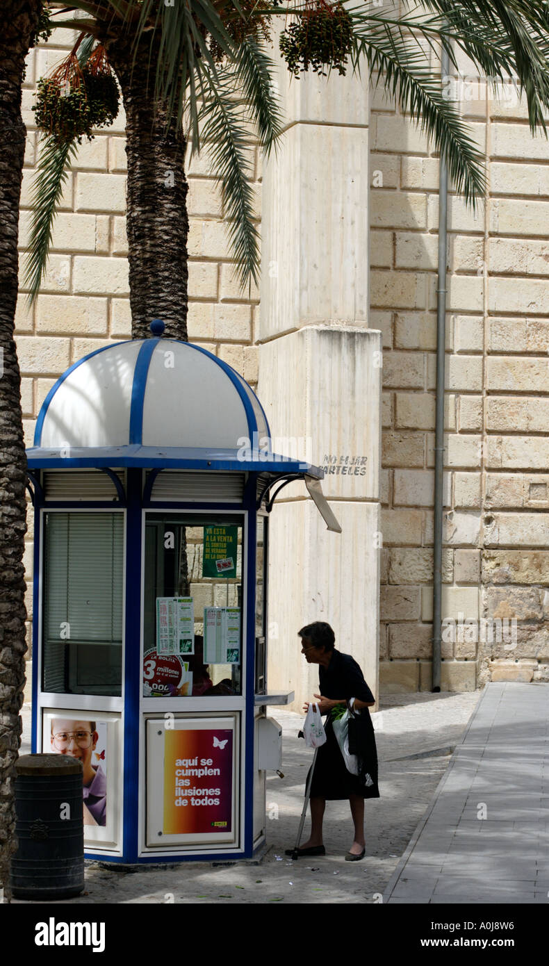 Donna anziana acquisto spagnolo un biglietto della lotteria Foto Stock