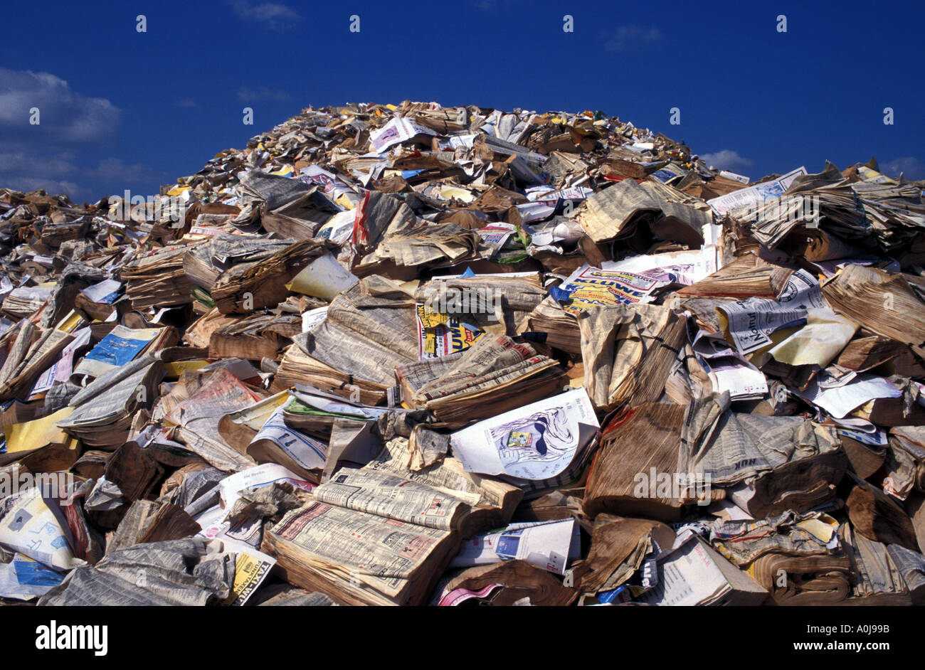 Germania Berlino pile di libri di telefono in attesa di essere riciclato Foto Stock