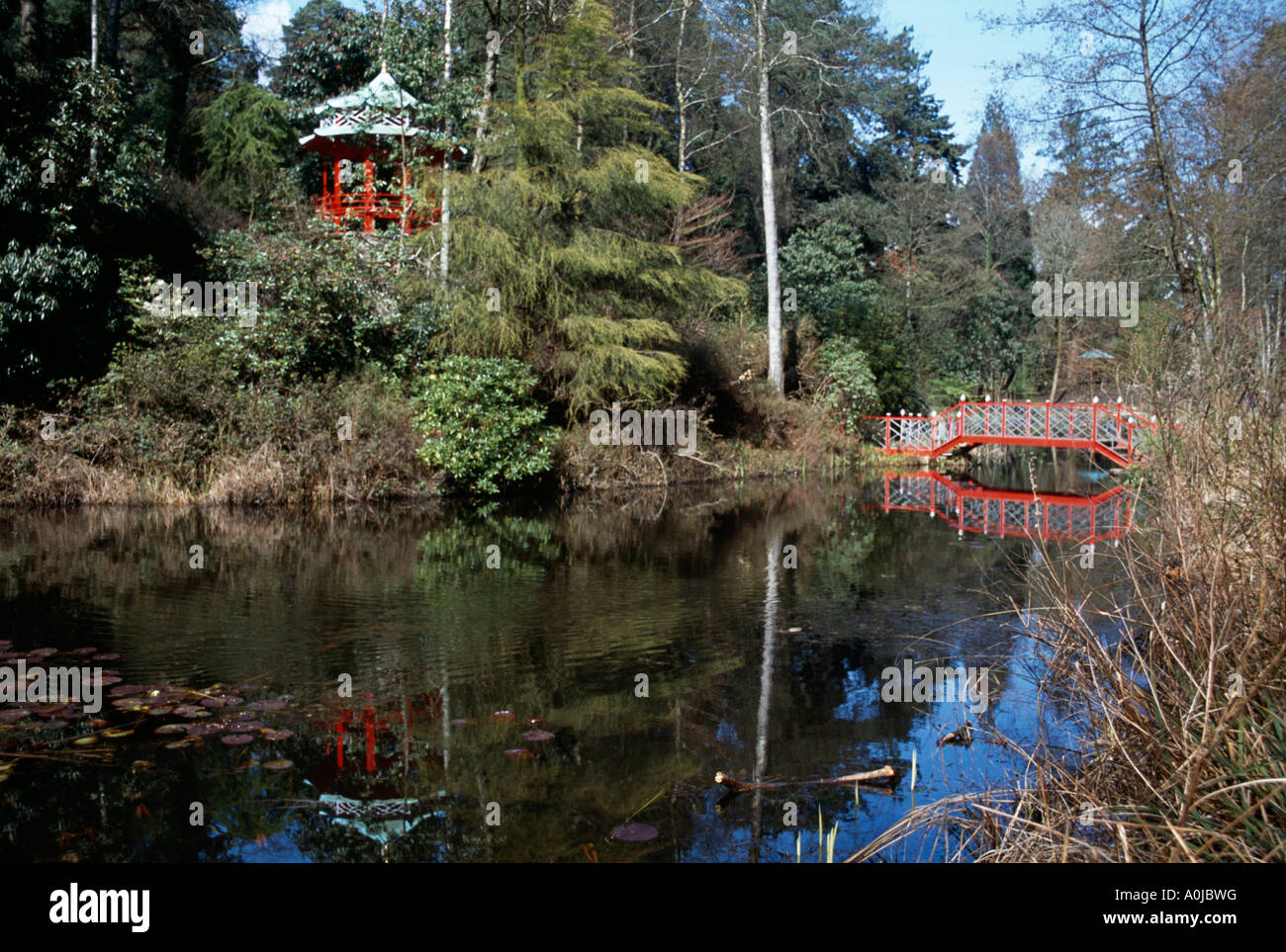 La pagoda cinese e il ponte, Portmeirion, il Galles del Nord Foto Stock