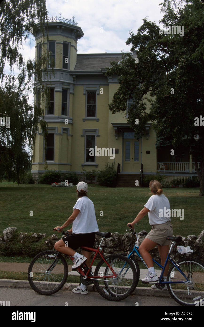 Ohio Lake Erie,South Bass Island,Put in Bay Water,The Doller house houses home homes residence,built 1885 bikers,bicicletta,bicicletta,equitazione,ciclismo,motociclista Foto Stock