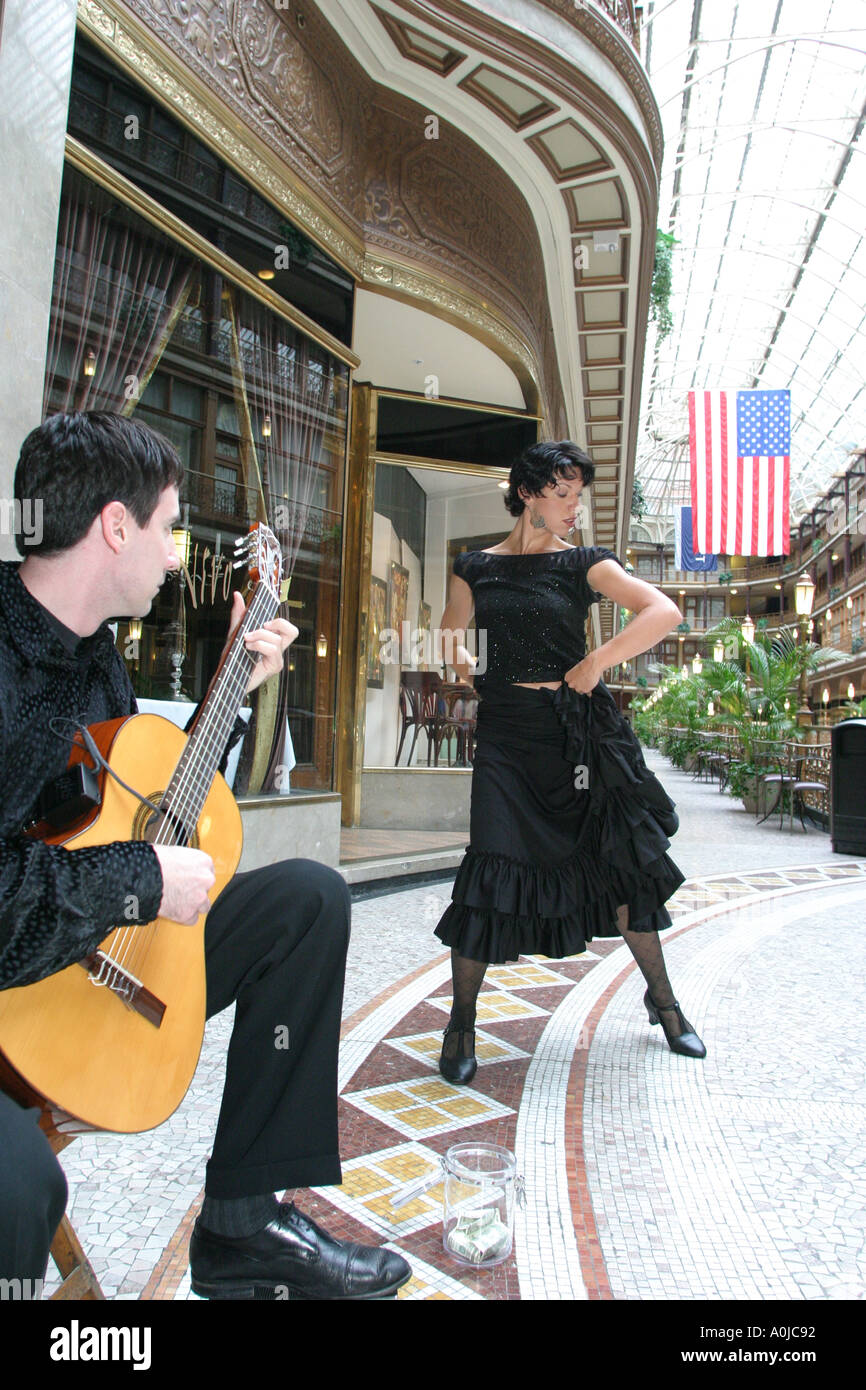 Cleveland Ohio,The Arcade,ballerino di flamenco,chitarra,musica spagnola,cultura,intrattenimento,spettacolo,spettacolo,OH0611040018 Foto Stock