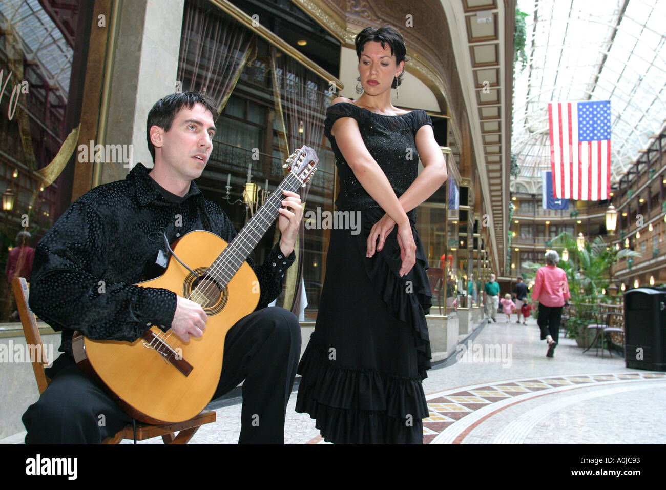Cleveland Ohio,The Arcade,ballerino di flamenco,chitarra,musica spagnola,cultura,intrattenimento,spettacolo,spettacolo,OH0611040022 Foto Stock