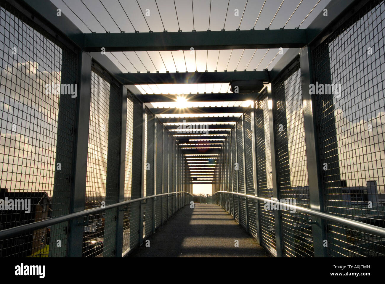 Stark bellezza moderna in un grazioso metallo e ponte di cemento nel Sussex. Foto Stock