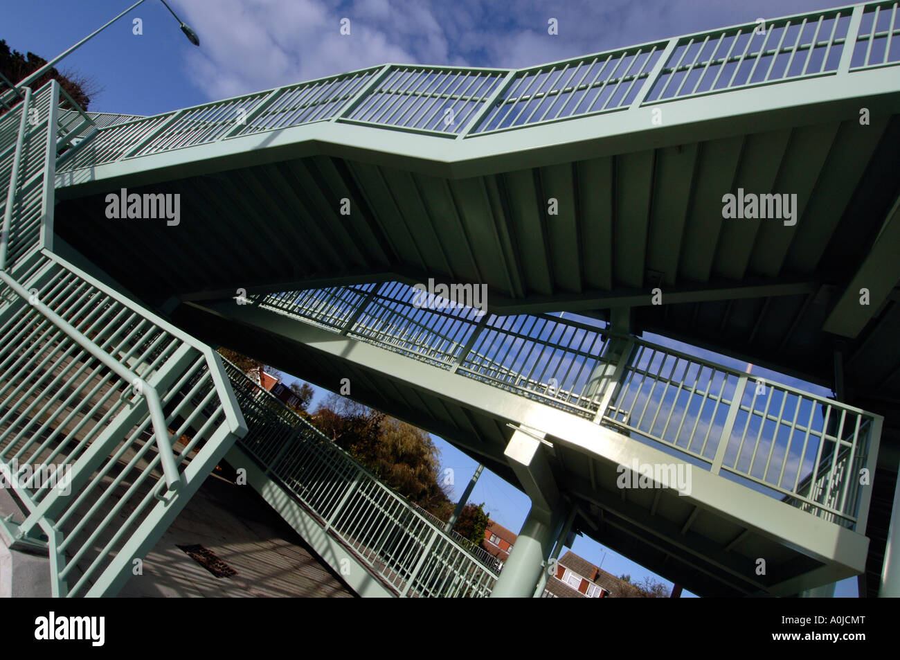 Stark bellezza moderna in un grazioso metallo e ponte di cemento nel Sussex. Foto Stock