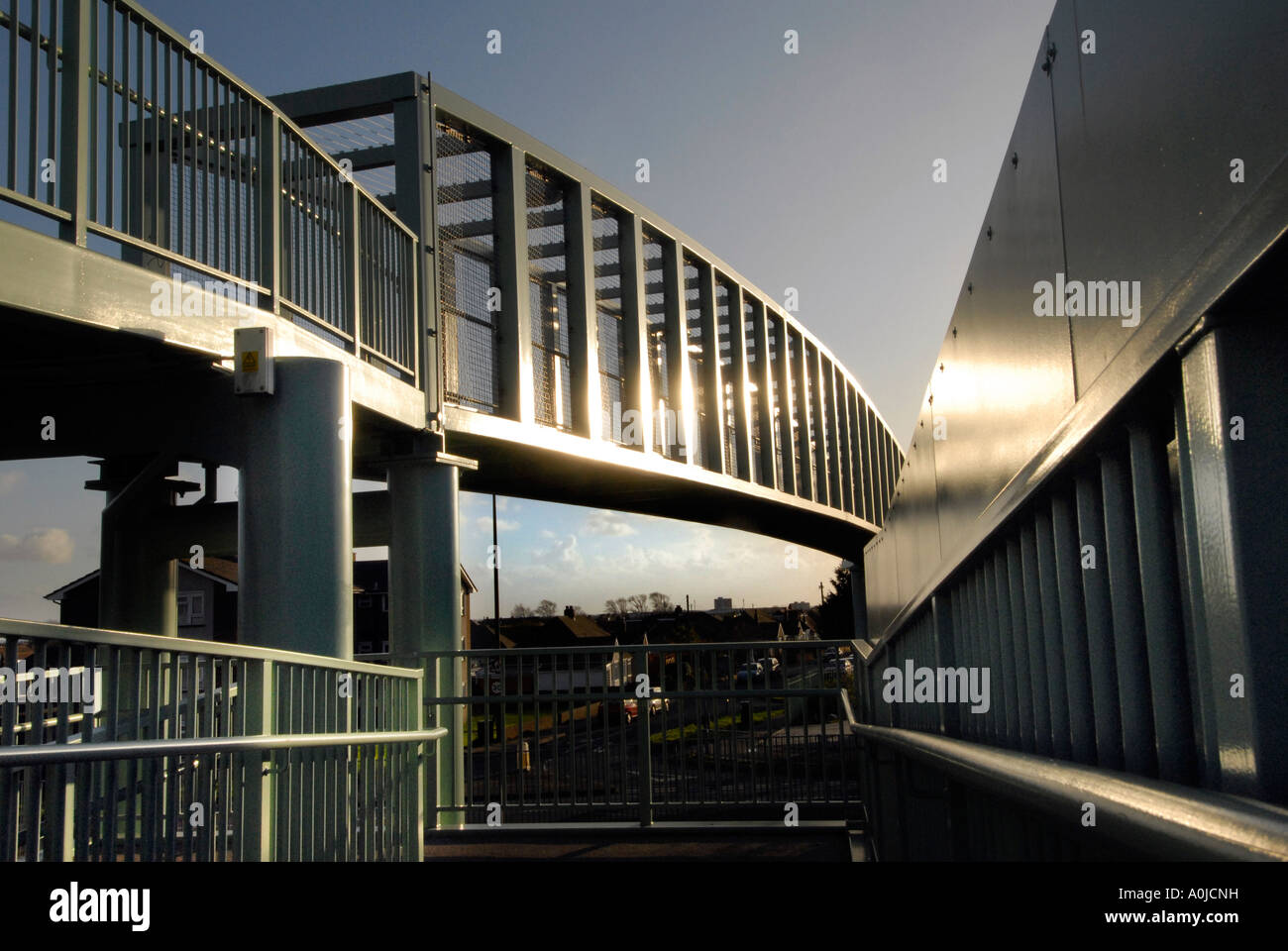 Stark bellezza moderna in un grazioso metallo e ponte di cemento nel Sussex. Foto Stock