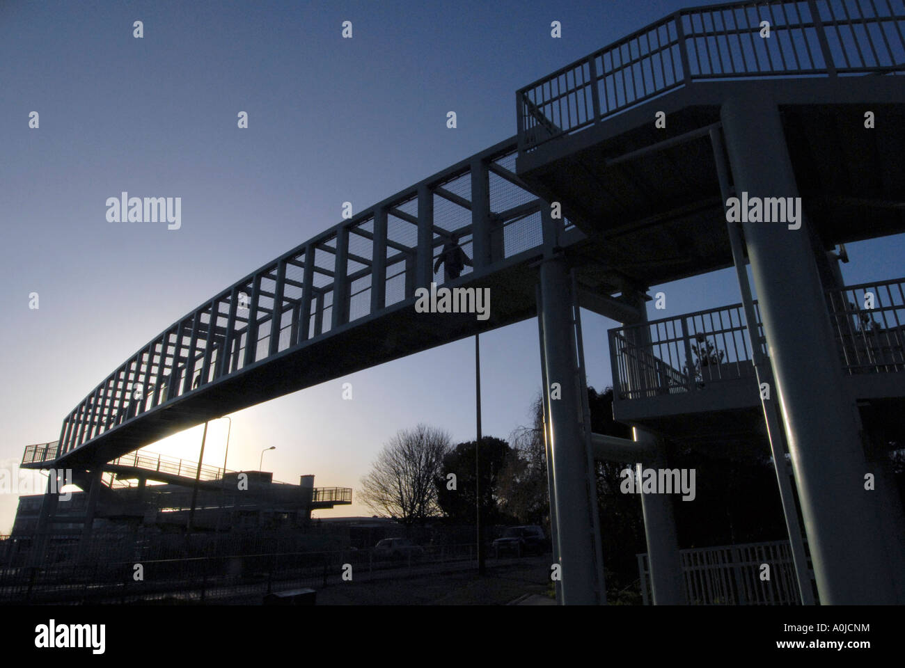 Stark bellezza moderna in un grazioso metallo e ponte di cemento nel Sussex. Foto Stock