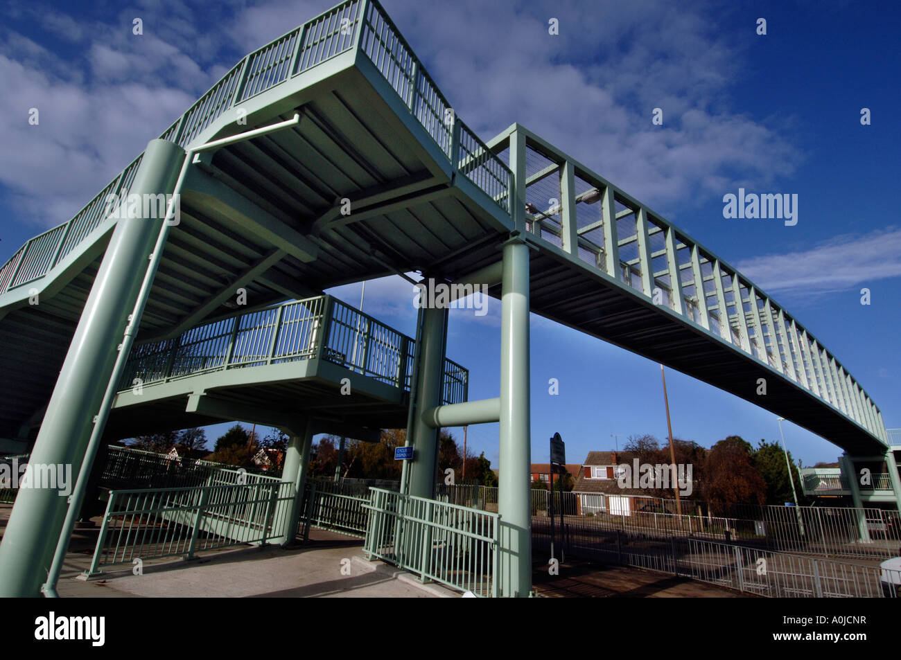 Stark bellezza moderna in un grazioso metallo e ponte di cemento nel Sussex. Foto Stock