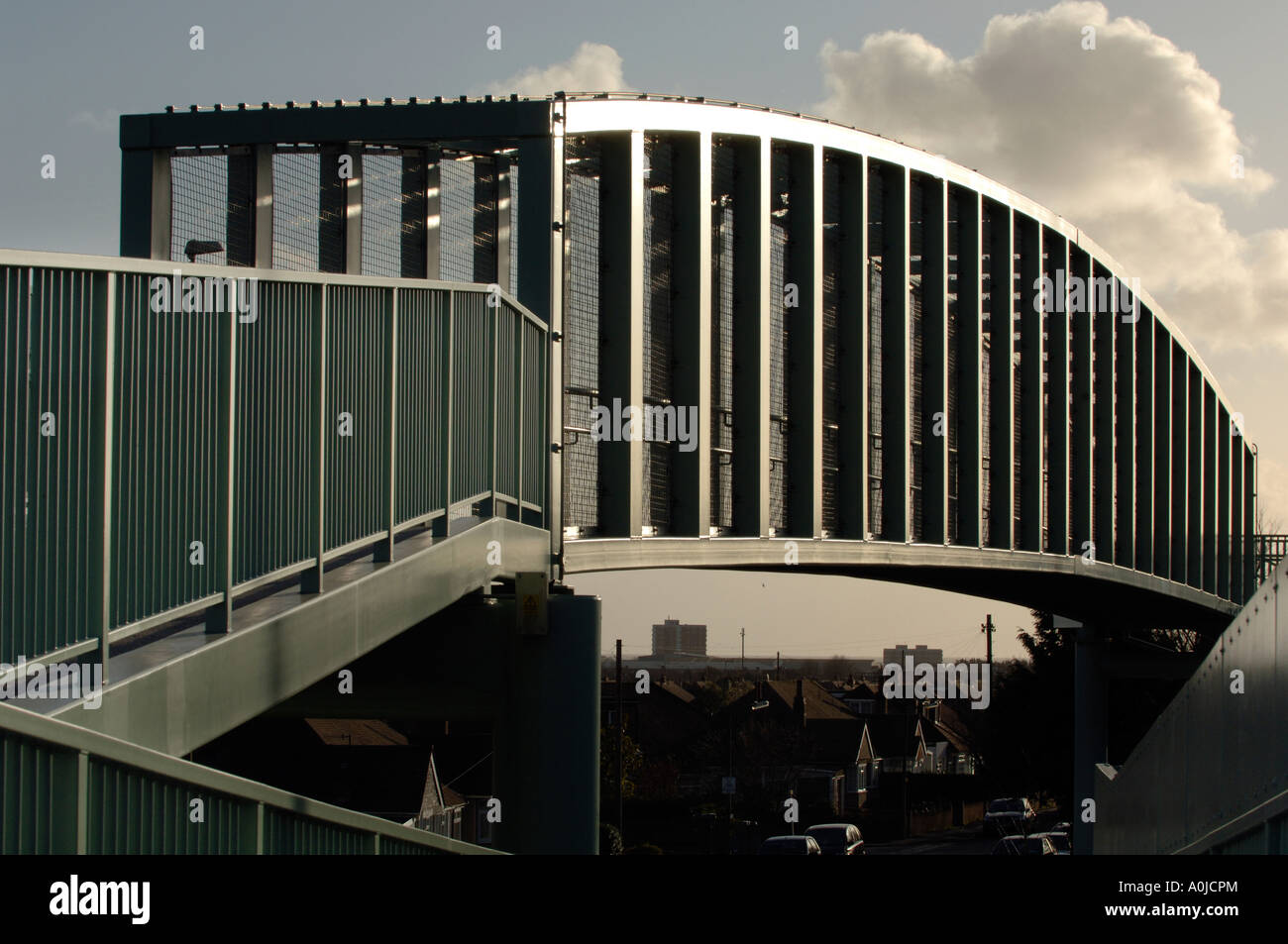 Stark bellezza moderna in un grazioso metallo e ponte di cemento nel Sussex. Foto Stock