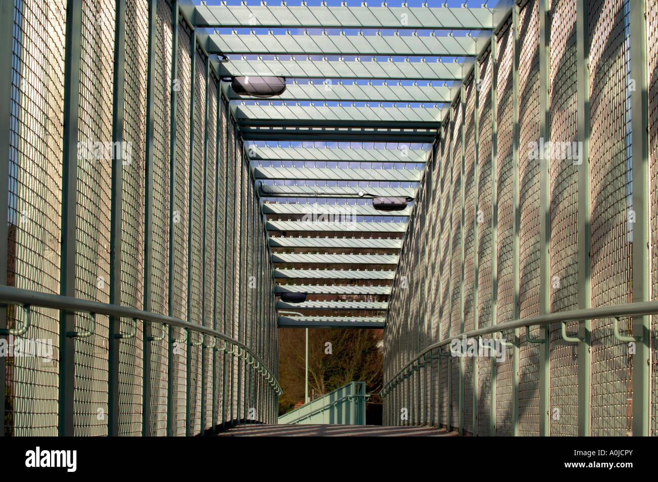 Stark bellezza moderna in un grazioso metallo e ponte di cemento nel Sussex. Foto Stock