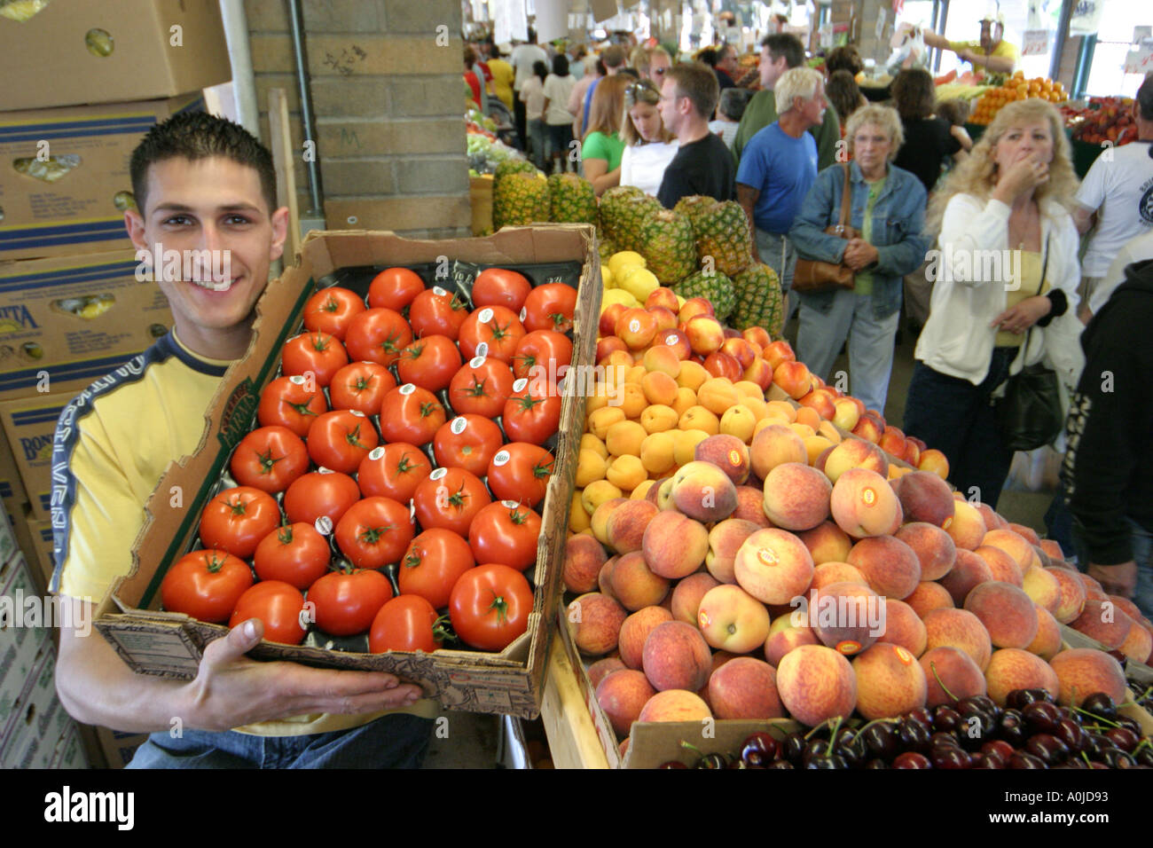 Cleveland Ohio, Westside Market, mercato, produzione, frutta, verdura, verdure, cibo, prodotti, frutta, verdura, sorridente Medio Oriente, adulto A. Foto Stock