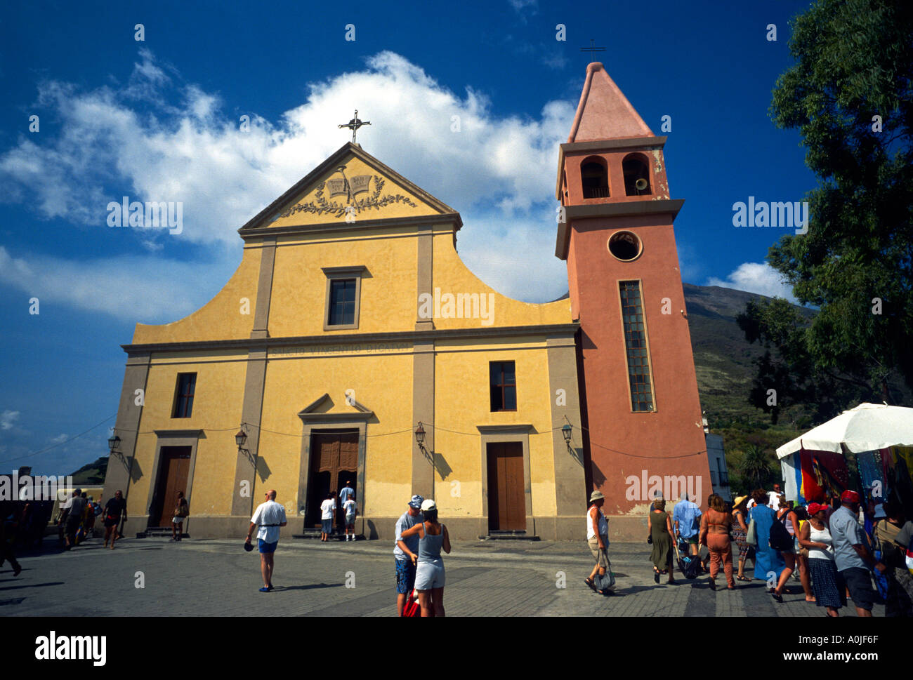 Sicilia Italia Aeolie Stromboli la chiesa di San Vincenzo sulla città piazza principale Piazza San Vincenzo Foto Stock